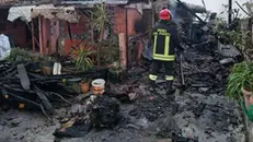 L'incendio si è propagato in via Bornate a Montichiari - Foto Vigili del fuoco