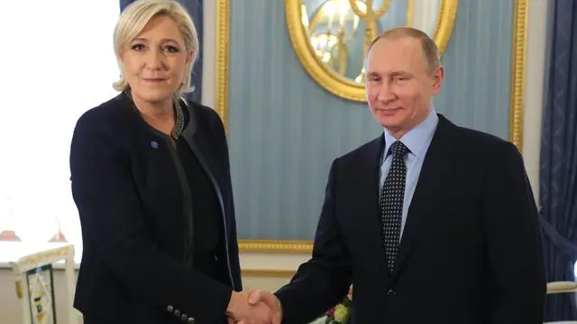epa05867602 French presidential candidate and far-right Front National political party's leader Marine Le Pen (L) shakes hands with Russian President Vladimir Putin (R) during a meeting in the Kremlin in Moscow, Russia, 24 March 2017. EPA/MICHAEL KLIMENTYEV/SPUTNIK/KREMLIN / POOL MANDATORY CREDIT
