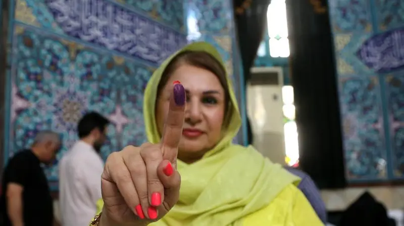 Una donna ha appena votato per il secondo turno in Iran - Foto Ansa © www.giornaledibrescia.it