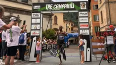 Serem Benjamin Kiprop taglia il nastro del traguardo - © www.giornaledibrescia.it