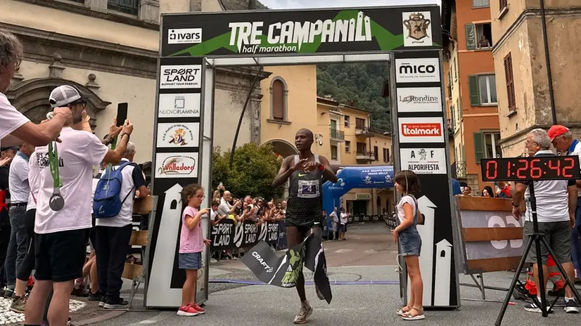Serem Benjamin Kiprop taglia il nastro del traguardo - © www.giornaledibrescia.it
