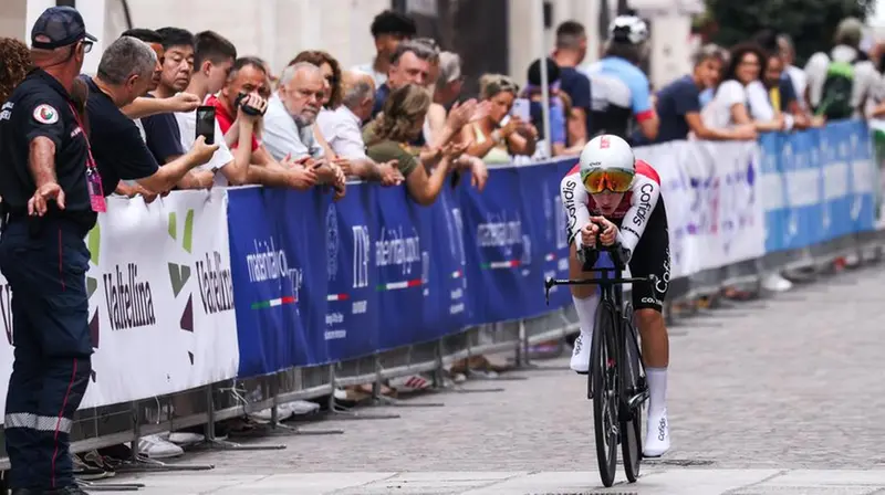 Martina Alzini durante la crono - Foto New Reporter Comincini © www.giornaledibrescia.it