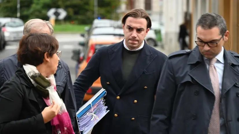 Giacomo Bozzoli, currently a fugitive, with his lawyers at the time of the trial - Photo Gabriele Strada/Neg © www.giornaledibrescia.it