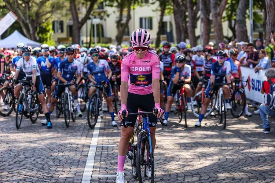 Giro d'Italia Women, la partenza della seconda tappa da Sirmione