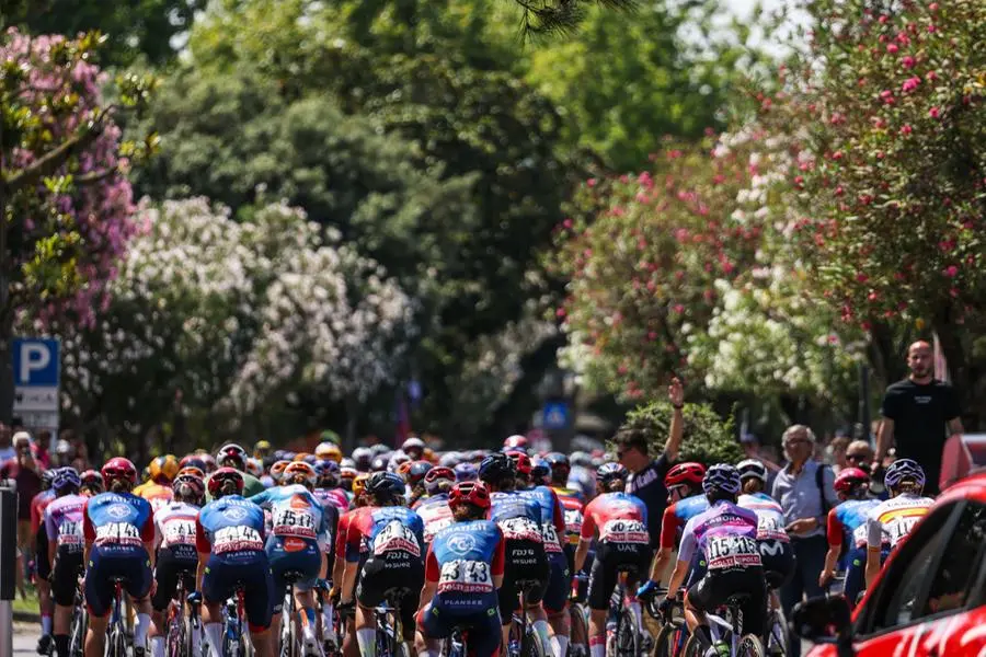 Giro d'Italia Women, la partenza della seconda tappa da Sirmione