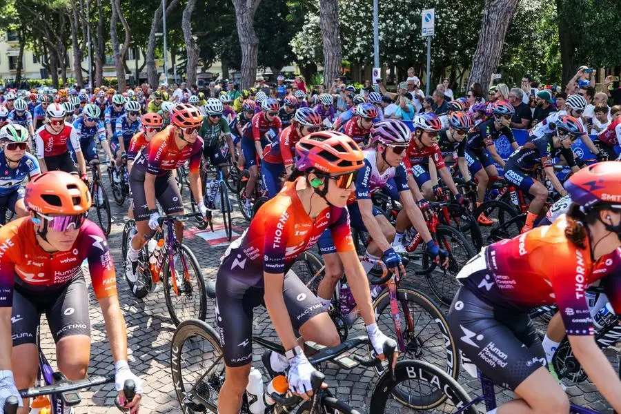 Giro d'Italia Women, la partenza della seconda tappa da Sirmione