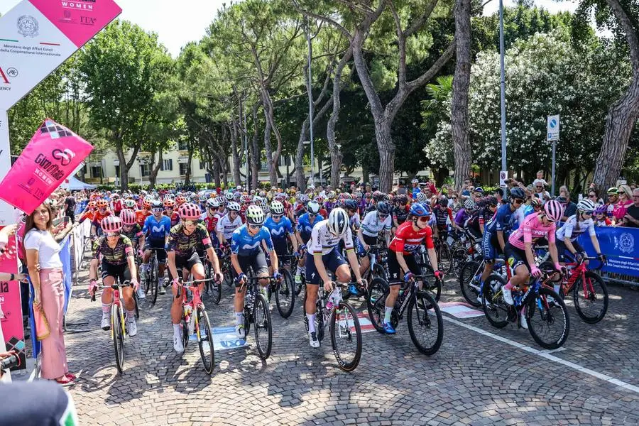Giro d'Italia Women, la partenza della seconda tappa da Sirmione