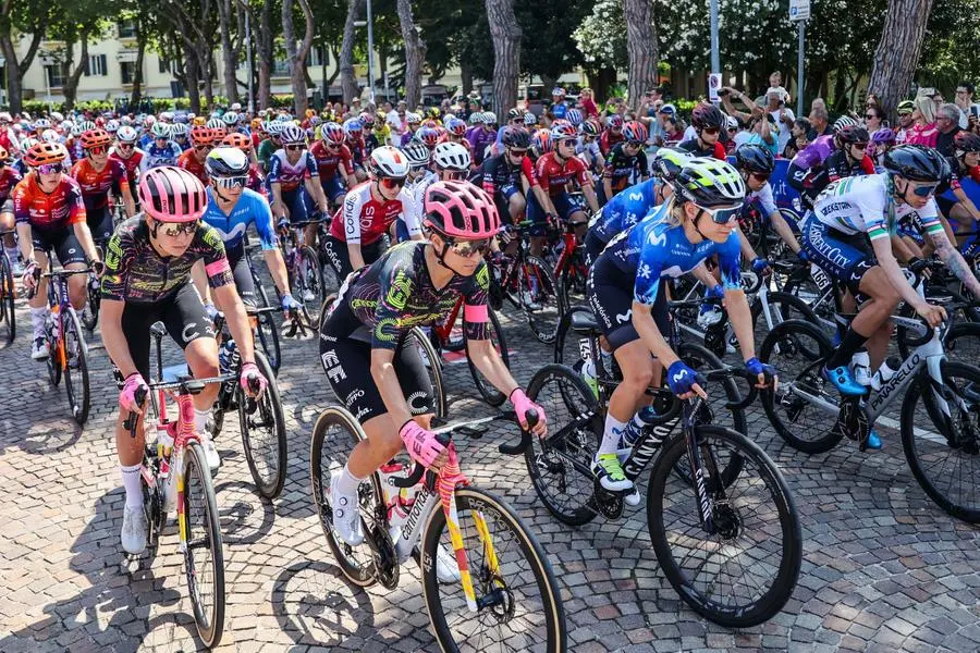 Giro d'Italia Women, la partenza della seconda tappa da Sirmione