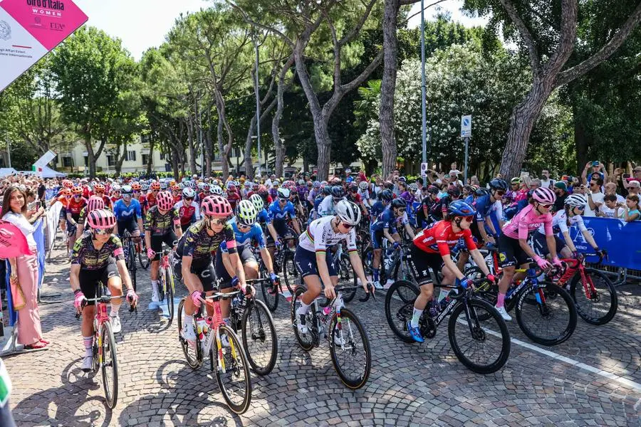 Giro d'Italia Women, la partenza della seconda tappa da Sirmione