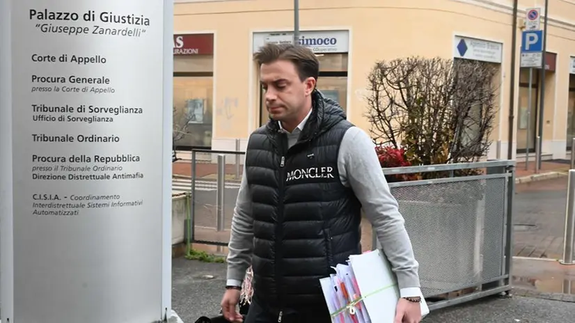 Giacomo Bozzoli fuori dal tribunale di Brescia (foto d'archivio) - Foto Gabriele Strada Neg © www.giornaledibrescia.it