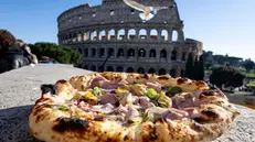 Una pizza esposta davanti il Colosseo. Roma 17 gennaio 2024 ANSA/MASSIMO PERCOSSI