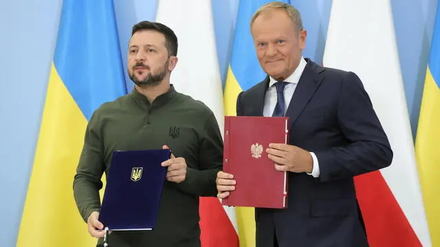 epa11466535 Prime Minister Donald Tusk (R) and Ukrainian President Wolodymyr Zelenski (L) during a meeting at the Chancellery in Warsaw, Poland, 08 July 2024. Ukrainian President Volodymyr Zelenski is on a visit to Poland, during which he will also meet with President Andrzej Duda. During the meeting, a security agreement was signed between Poland and Ukraine. EPA/Rafal Guz POLAND OUT