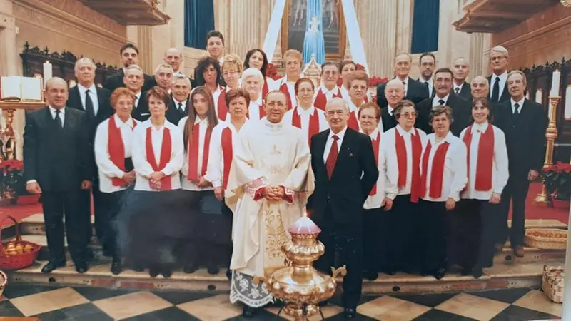 Angelo Zanotti alla guida del coro «Regina Coeli» di Villa Carcina - Foto © www.giornaledibrescia.it