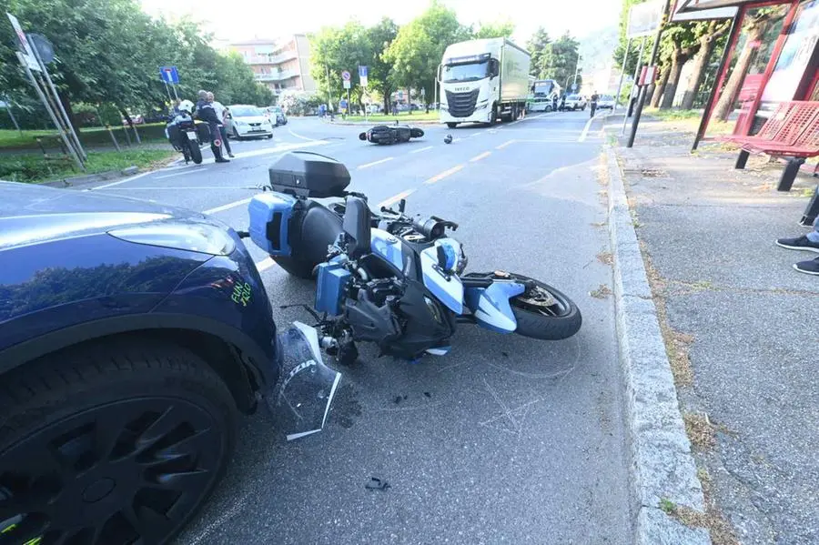 Scontro tra moto e scooter in viale Duca degli Abruzzi