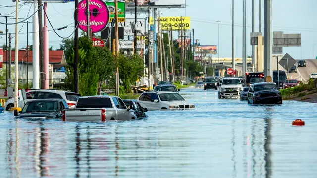 epa11467561 Vehicles trapped in flood waters following heavy rain from Hurricane Beryl in Houston, Texas, USA, 08 July 2024. The storm, which already caused widespread damage last week in the Caribbean, was downgraded to a tropical storm as it passed over the Gulf of Mexico before regaining strength into a hurricane. EPA/CARLOS RAMIREZ