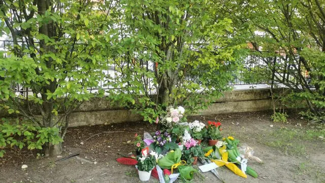 Il parco di Rovereto in cui è stata aggredita Iris Setti, poi morta in ospedale domenica notte. Diverse persone hanno lasciato dei fiori.