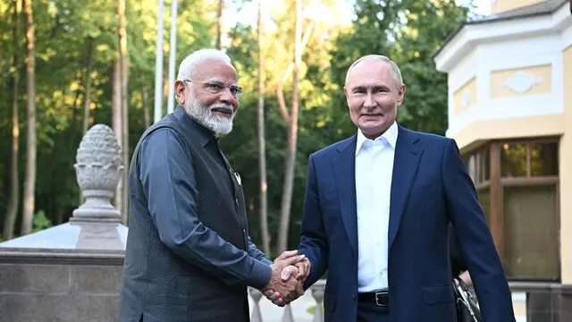 epa11467175 Russian President Vladimir Putin (R) welcomes Indian Prime Minister Narendra Modi for their meeting in Novo-Ogaryovo residence outside Moscow, Russia, 08 July 2024. Narendra Modi is on his two-day official visit to Russia. EPA/SERGEI BOBYLOV/SPUTNIK/KREMLIN / POOL MANDATORY CREDIT