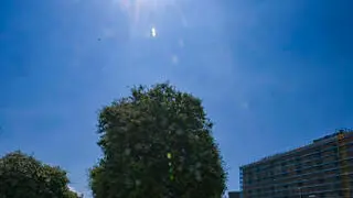 Scene di caldo a Napoli dove si cercano zone all'ombra o ci si ristora alle fontanine, 5 giugno 2024. ANSA/ CIRO FUSCO