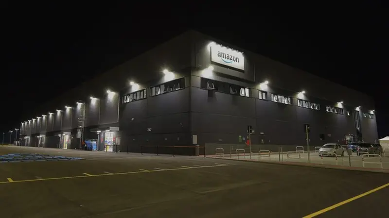 Lo stabilimento Amazon di Castegnato di notte - © www.giornaledibrescia.it