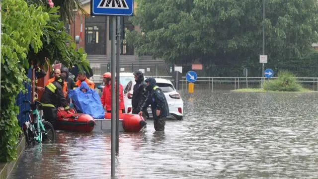 Il fiume Lambro ha livelli molto alti a causa della pioggia insistente da ieri sera e ciò ha causato un 'rigurgito' del corso d'acqua con fuoriuscite nel quartiere di Pontelambro, alla porte di Milano, 15 maggio 2024. L'assessore alla Sicurezza e Protezione civile del Comune di Milano Marco Granelli ha spiegato che sul posto sono state inviate squadre di MM, Protezione civile e Polizia Locale. Sono stati molti gli interventi dei vigili del fuoco a Milano e provincia per il maltempo, soprattuto per la caduta di alberi e tetti pericolanti. Deviate anche alcune linee dei trasporti pubblici nel capolugo lombardo. ANSA/PAOLO SALMOIRAGO