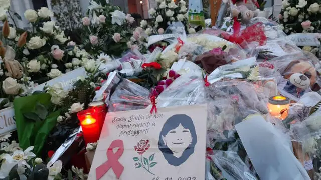 Saonara (Padova ) una processione continua di persone davanti alla tomba di Giulia Cecchettin. per lasciare un fiore o un pensiero per la ragazza uccisa dall'ex fidanzato.