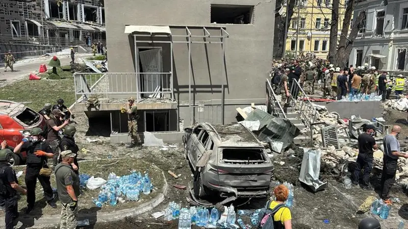 Soccorritori all'ospedale di pediatrico di Okhmatdyt, colpito l'8 luglio da missili russi - Foto Ansa/Stefano Antichi/Terres des Homme © www.giornaledibrescia.it