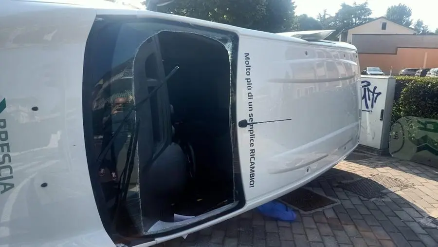 Incidente tra carabinieri e un furgoncino in via Oberdan