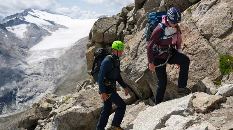 Un passaggio su una pietraia ad alta quota