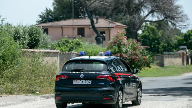 Una gazzella dei carabinieri mentre lascia l'abitazione di Matteo Di Pietro, all'Infernetto. Infernetto, Roma. 23 giugno 2023. ANSA/EMANUELE VALERI