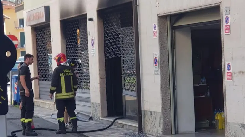 Vigili del fuoco alla salumeria di Sarezzo dove è divampato l'incendio - Foto © www.giornaledibrescia.it