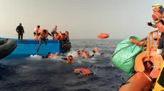 Ocean Viking verso Marina di Carrara dopo aver salvato 120 naufraghi, 09 luglio 1012. NPK Charles Thiefaine - SOS MEDITERRANEE +++ATTENZIONE LA FOTO NON PUO' ESSERE PUBBLICATA O RIPRODOTTA SENZA L'AUTORIZZAZIONE DELLA FONTE DI ORIGINE CUI SI RINVIA+++ +++NO SALES; NO ARCHIVE; EDITORIAL USE ONLY+++