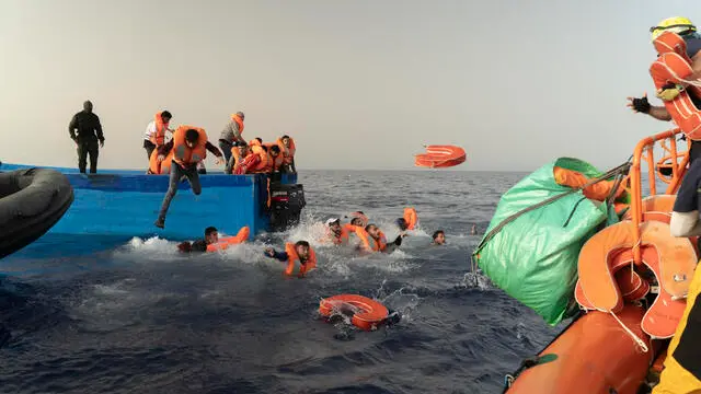 Ocean Viking verso Marina di Carrara dopo aver salvato 120 naufraghi, 09 luglio 1012. NPK Charles Thiefaine - SOS MEDITERRANEE +++ATTENZIONE LA FOTO NON PUO' ESSERE PUBBLICATA O RIPRODOTTA SENZA L'AUTORIZZAZIONE DELLA FONTE DI ORIGINE CUI SI RINVIA+++ +++NO SALES; NO ARCHIVE; EDITORIAL USE ONLY+++