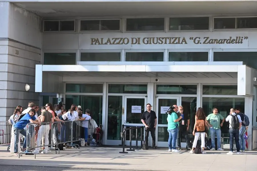 Strage di Erba, l'ingresso dei legali e di Azouz Marzouk