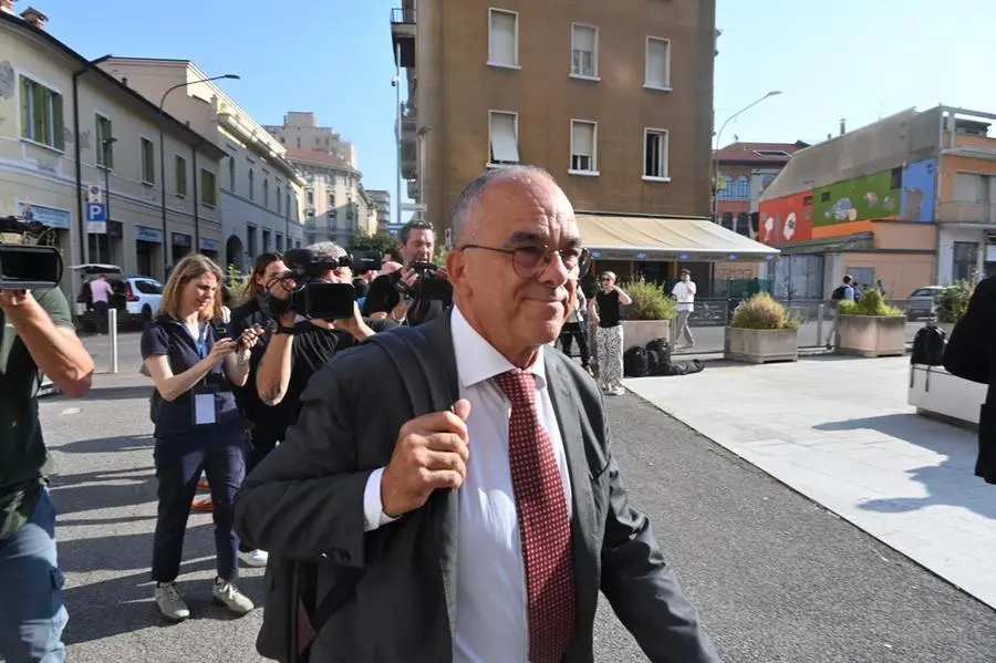 Strage di Erba, l'ingresso dei legali e di Azouz Marzouk