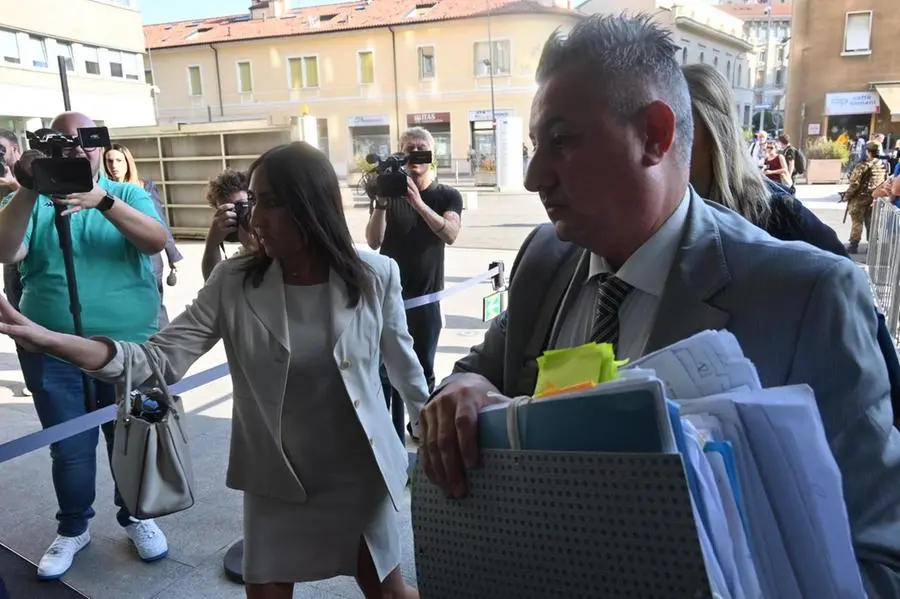 Strage di Erba, l'ingresso dei legali e di Azouz Marzouk