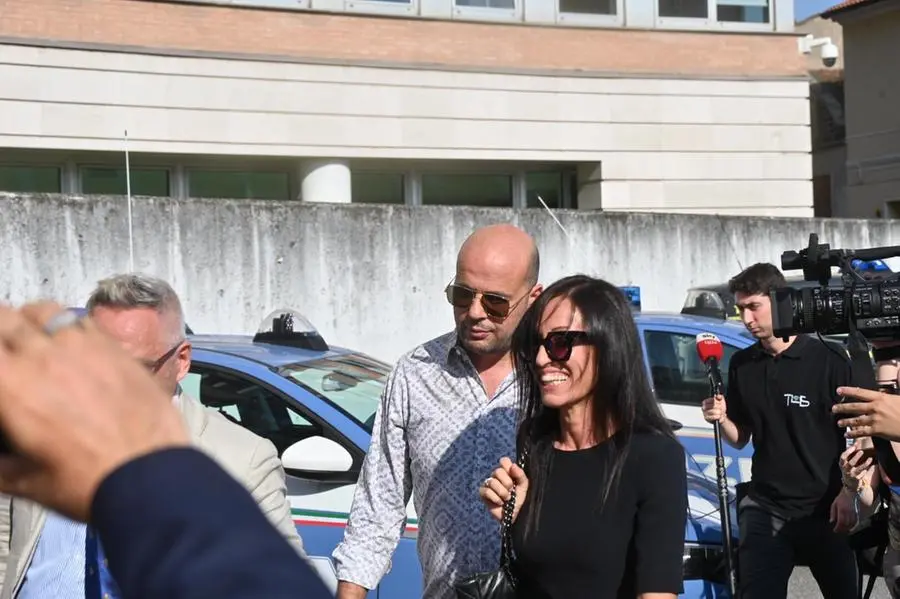 Strage di Erba, l'ingresso dei legali e di Azouz Marzouk
