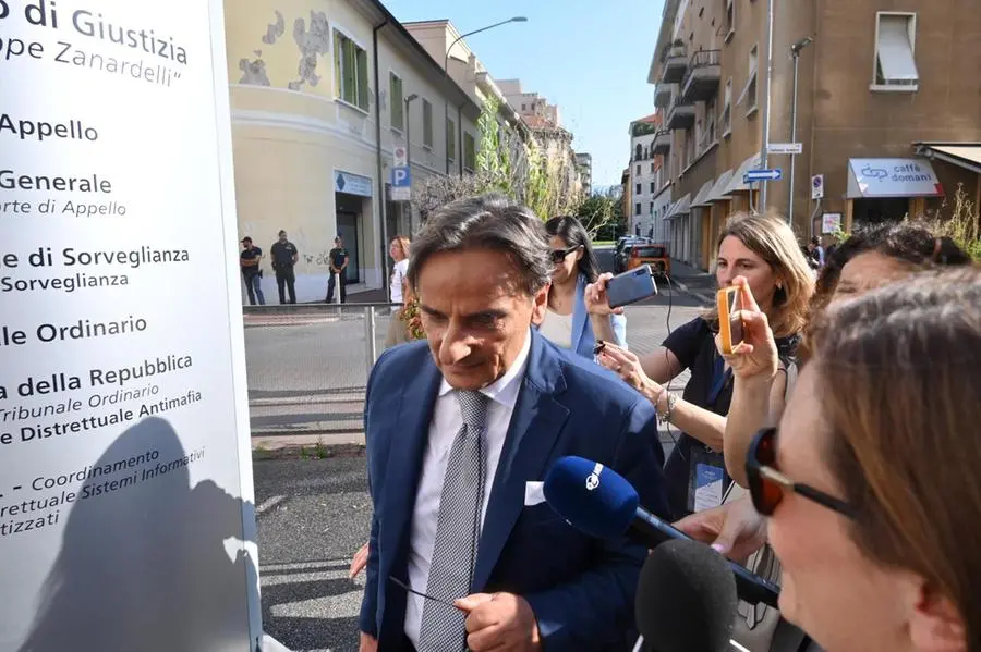 Strage di Erba, l'ingresso dei legali e di Azouz Marzouk
