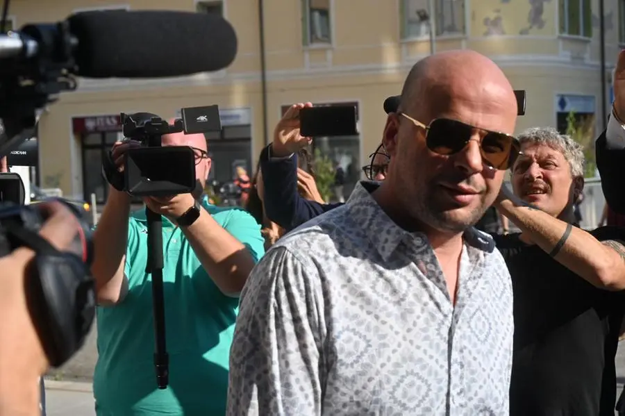 Strage di Erba, l'ingresso dei legali e di Azouz Marzouk