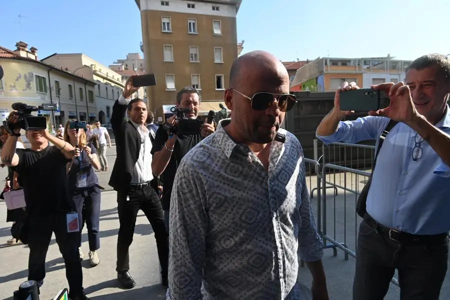 Strage di Erba, l'ingresso dei legali e di Azouz Marzouk