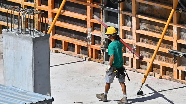 Operai edili al lavoro sotto il sole in un cantiere. Genova, 31 luglio 2023. ANSA/LUCA ZENNARO