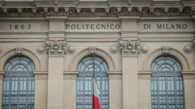 L’accampamento di tende degli studenti davanti al Politecnico in piazza Leonardo da Vinci per protestare contro il caro alloggi, Milano 13 Settembre 2023 ANSA/MATTEO CORNER