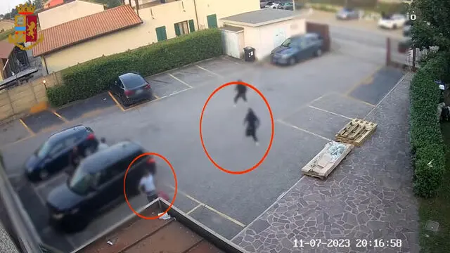 Dal video della Polizia diffuso il 26 ottobre 2023, un frame della sparatoria avvenuta in via Cusago, a Settimo Milanese (Milano), la sera dell'11 luglio scorso, durante la quale due giovani milanesi rimasero feriti da colpi d'arma da fuoco alle gambe. ANSA/ US/ POLIZIA +++ ANSA PROVIDES ACCESS TO THIS HANDOUT PHOTO TO BE USED SOLELY TO ILLUSTRATE NEWS REPORTING OR COMMENTARY ON THE FACTS OR EVENTS DEPICTED IN THIS IMAGE; NO ARCHIVING; NO LICENSING +++ NPK +++