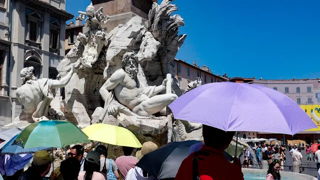 Tourists and street vendors in Piazza Navona during a a heat wave in Rome, Italy 29 July 2023. ANSA/FABIO FRUSTACI