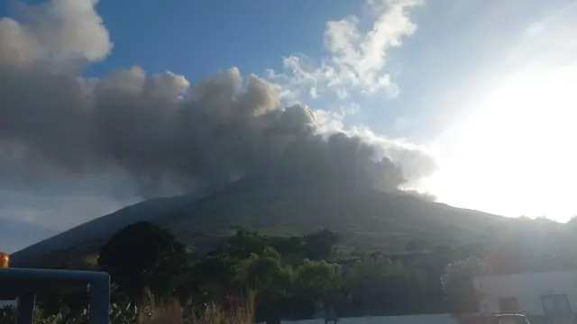 epa11455517 An intense cloud of lava ash and pyroclate material rises on Stromboli from the Sciara del Fuoco, Italy, 03 July 2024. According to the first findings of the National Institute of Geophysics and Volcanology Etna Observatory of Catania, it could have been caused by the presence of an avalanche of debris in that part of the volcanic edifice that would have collapsed. EPA/Gianluca Giuffre