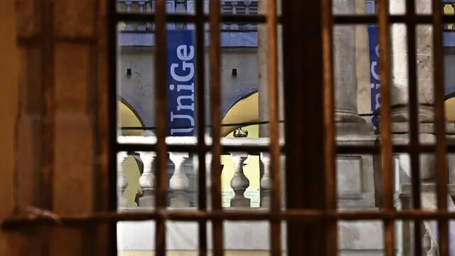 L'esterno del palazzo di via balbi 5 sede dell'universita' di Genova e dove si svolgono una parte delle lezioni. Indagate 12 persone dalla Procura di Genova, dopo una indagine della Guardia di Finanza, per concorsi truccati al dipartimento di Giurisprudenza dell'universita' di Genova. . Genova, 28 aprile 2022. ANSA/LUCA ZENNARO