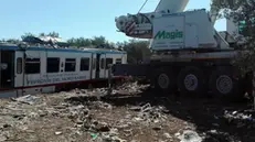 Le operazioni di rimozione dei rottami dei due treni regionali coinvolti nell'incidente ferroviario avvenuto ieri tra le campagne di Andria e Corato, 13 luglio 2016. ANSA/ MATTEO GUIDELLI