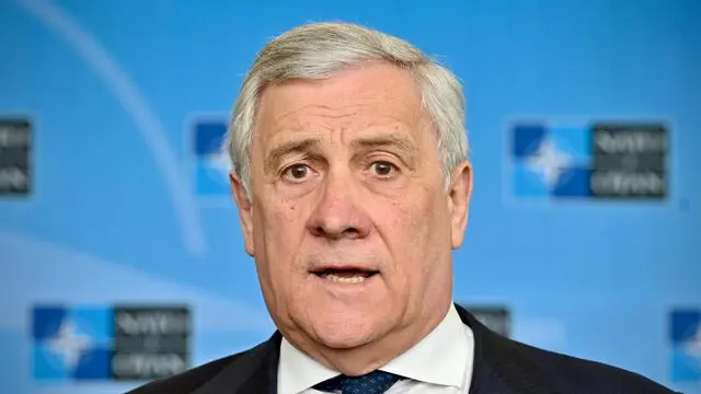 Il ministro degli Esteri Antonio Tajani, parla con i giornalisti durante un punto stampa, in occasione della riunione dei Ministri degli Affari Esteri della NATO, Bruxelles, 4 aprile 2024. ANSA/ALESSANDRO DI MEO