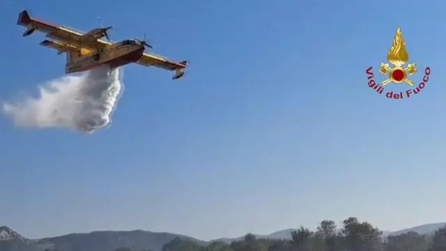 Canadair su incendio Olbia