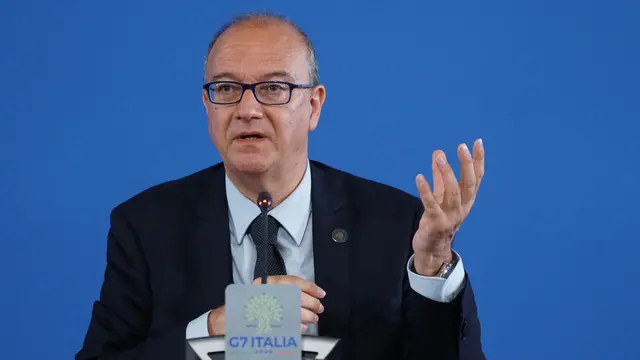 Il ministro italiano dell'Istruzione e del Merito Giuseppe Valditara durante la conferenza stampa di chiusura lavori del G7 Istruzione, nel salone del Palazzo della Borsa, Trieste 29 giugno 2024. ANSA/ANDREA MEROLA