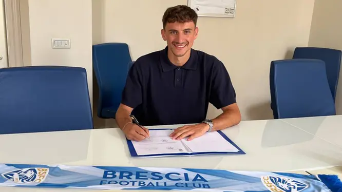 Il momento della firma di Galazzi - Foto Brescia Calcio © www.giornaledibrescia.it